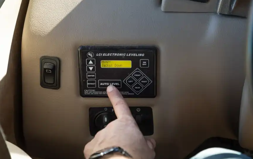 Hydraulic leveling jack replacement on a fifth wheel in Palm City