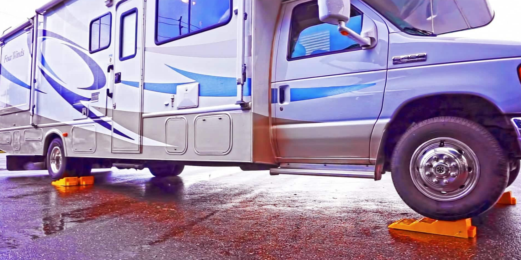 Fifth wheel landing gear motor inspection during mobile service in Stuart FL